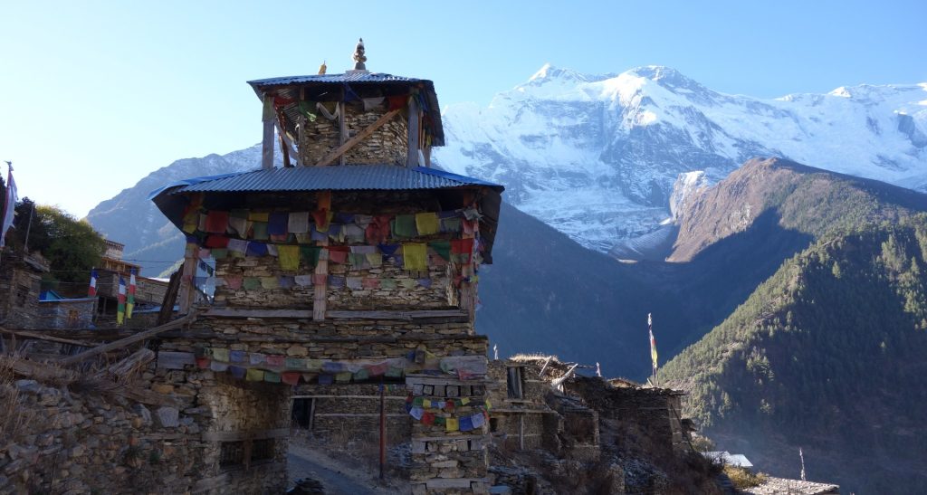 Annapurna trek, pri odchode z osady Upper Pisang (3 300 mnm.), v pozadí Annapurna II – 7 937 m.
