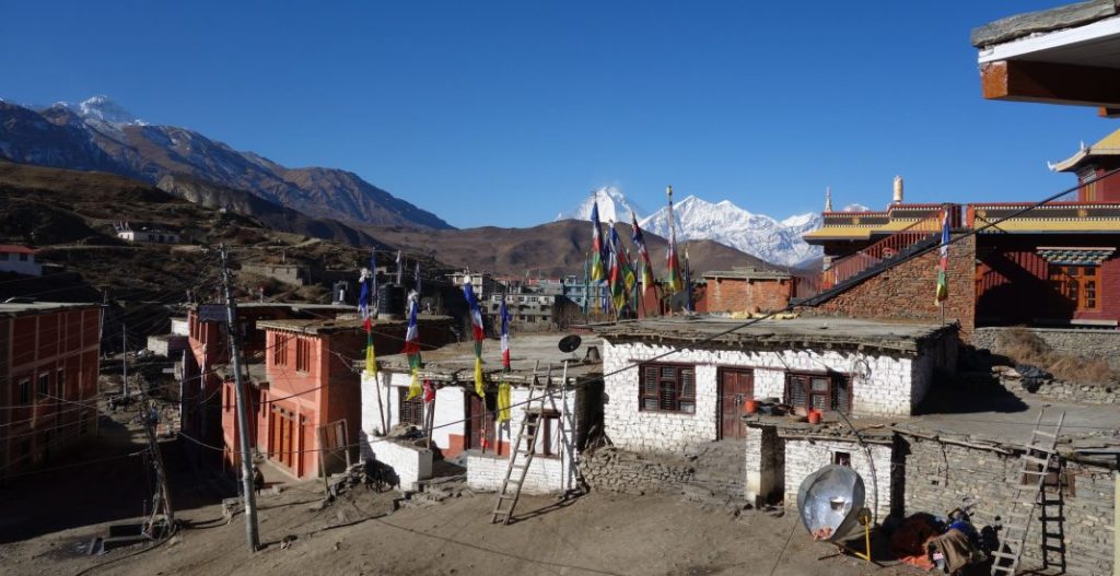Annapurna trek, náš hotel v Muktinath (3 800 mnm.), v pozadí Dhaulagiri – 8 172 m. a Tukuche Peak – 6 920 m.