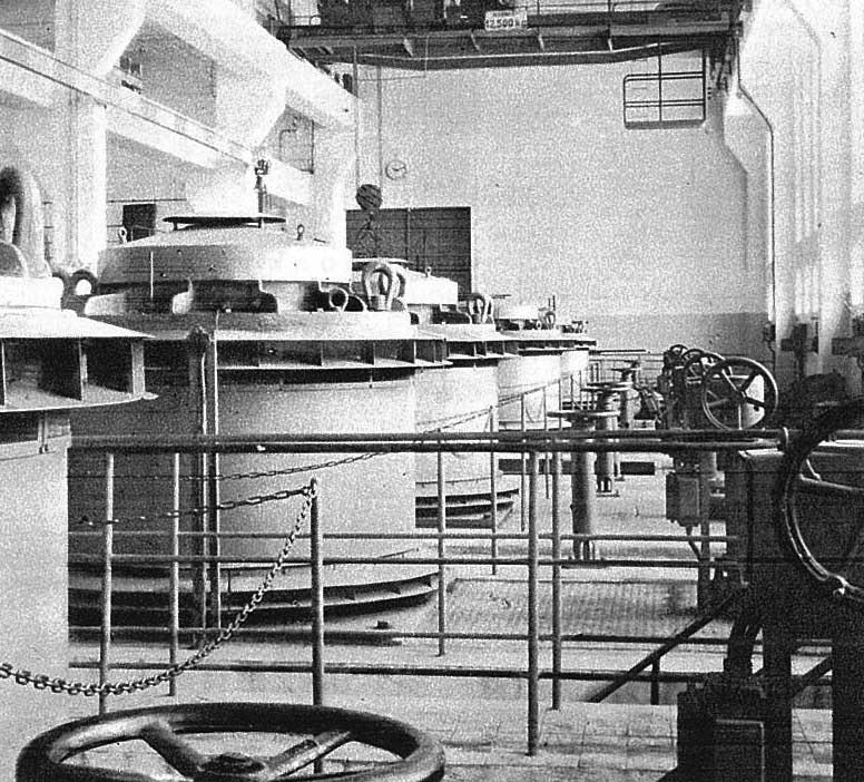 Historická fotografia strojovne čerpacej stanice chladiacej vody na rieke Laborec.