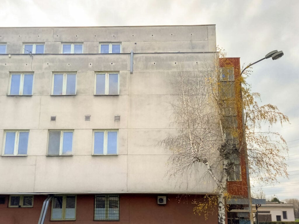 Elektrárne Nováky: V jednom z okrúhlych otvorov na fasáde sa usídlili včely.