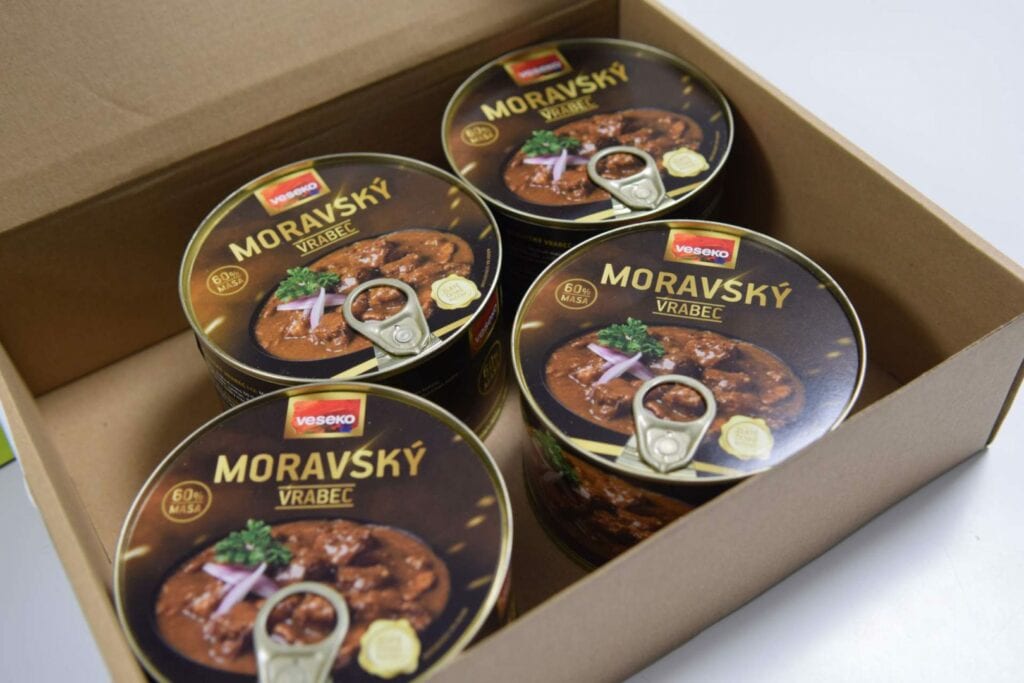 Potravinové balíčky z EMO sme darovali ľuďom s ťažkým osudom.