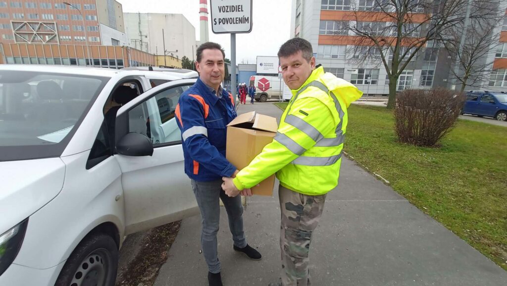 Potravinové balíčky z EBO sme darovali ľuďom s ťažkým osudom.