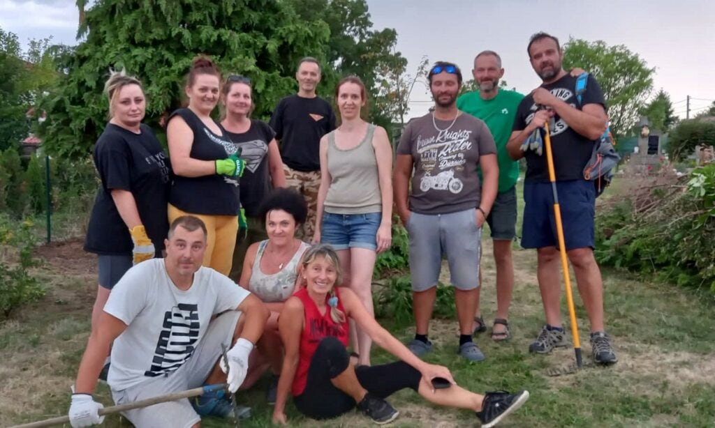 Dobrovoľníci – projekt dažďových záhonov v obci Štitáre.