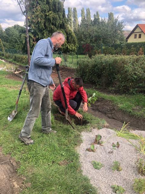 Výsadba dažďových záhonov v obci Štitáre. Foto: webová stránka obce