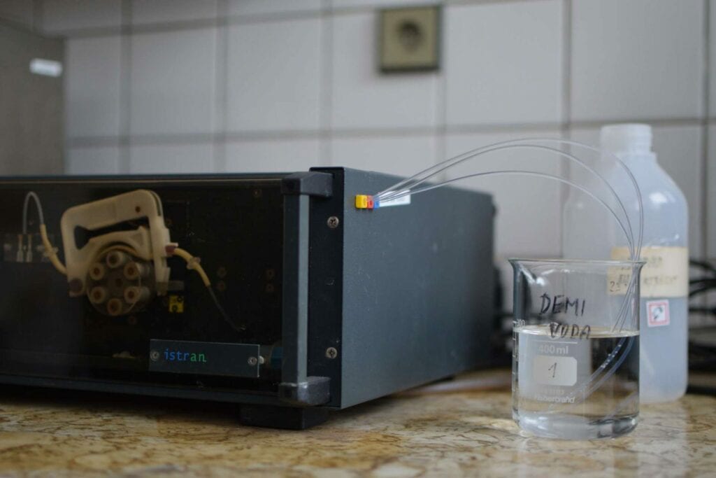 Elektrochemický analyzátor na stanovenie arzénu, železa a medi