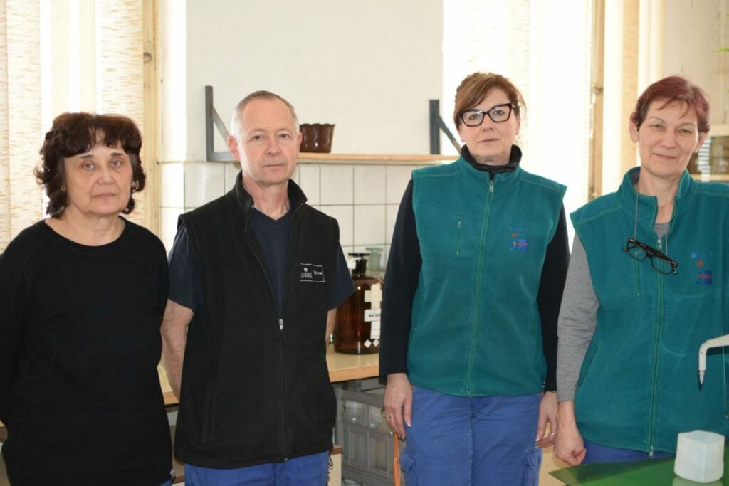 Kolegyne z nováckeho útvaru chémie a technických analýz s vedúcim Jánom Košianom, zľava Ľudmila Melišková, Miroslava Hvojníková a Katarína Výškrabková.