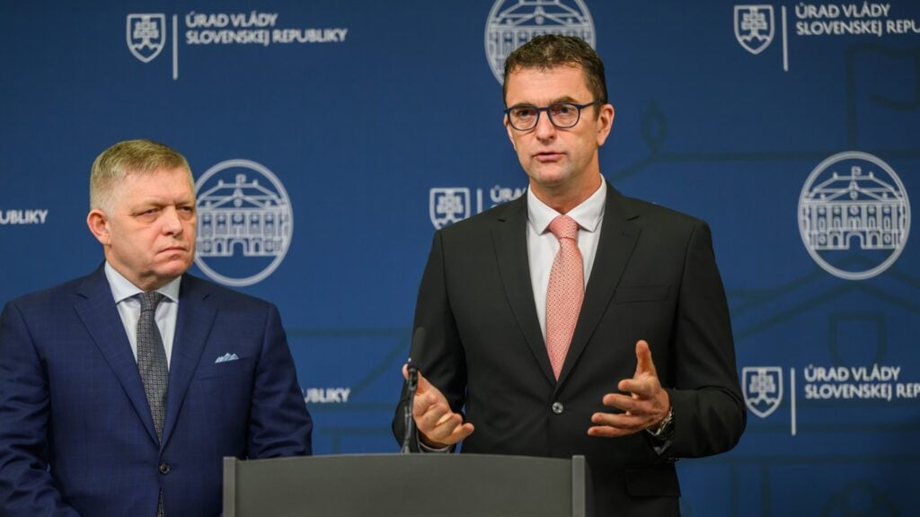 Robert Fico, predseda Vlády SR, a Branislav Strýček, predseda predstavenstva a generálny riaditeľ Slovenských elektrární, a.s., na tlačovej konferencii 20. novembra 2024.